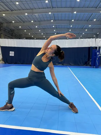 Clari García González guiando yoga en un evento corporativo