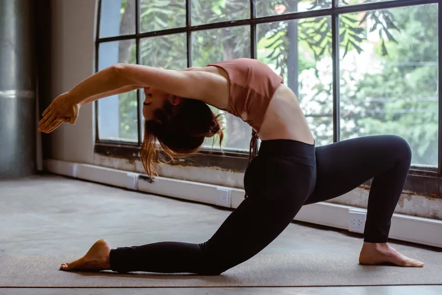 Clari García González en una flexión de espalda de yoga con luz natural