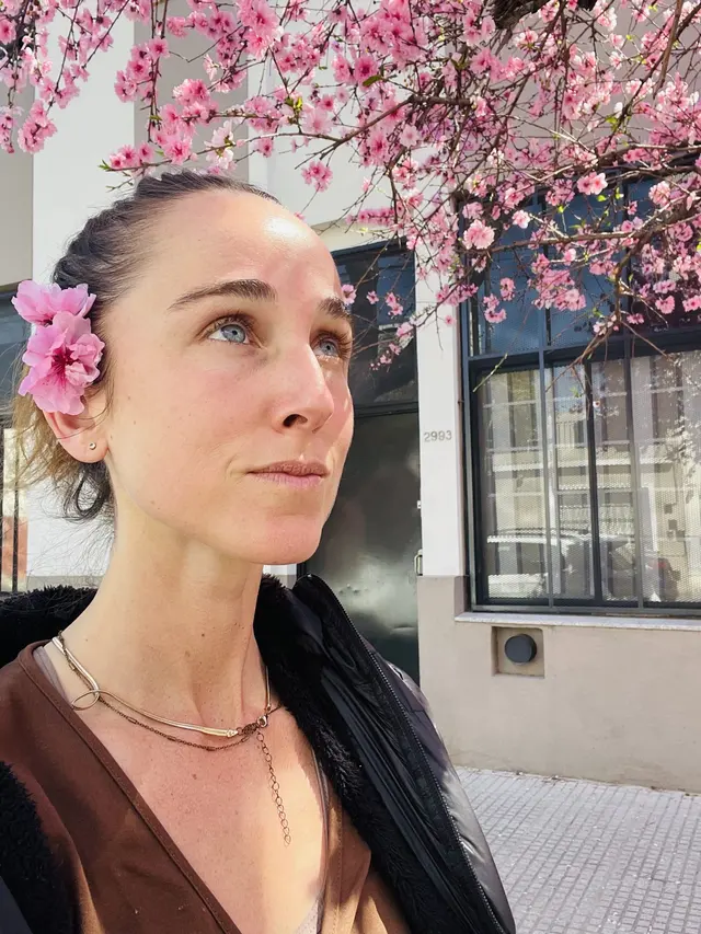 Retrato de Clari García González junto a un cerezo en flor