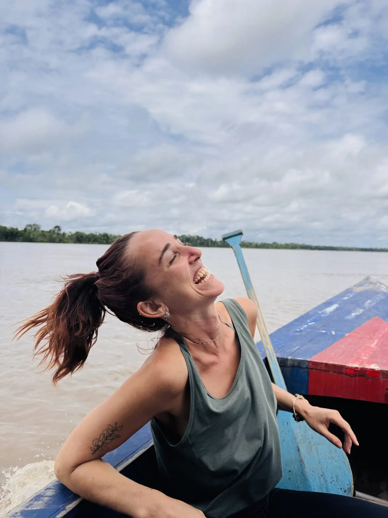 Clari García González junto al río Amazonas en Iquitos, Perú