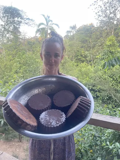 Cacao ceremonial en la selva cerca de Iquitos, Perú
