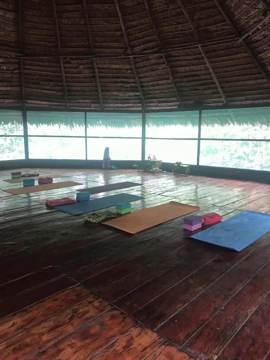 Sala de yoga de la maloca iluminada por la luz natural