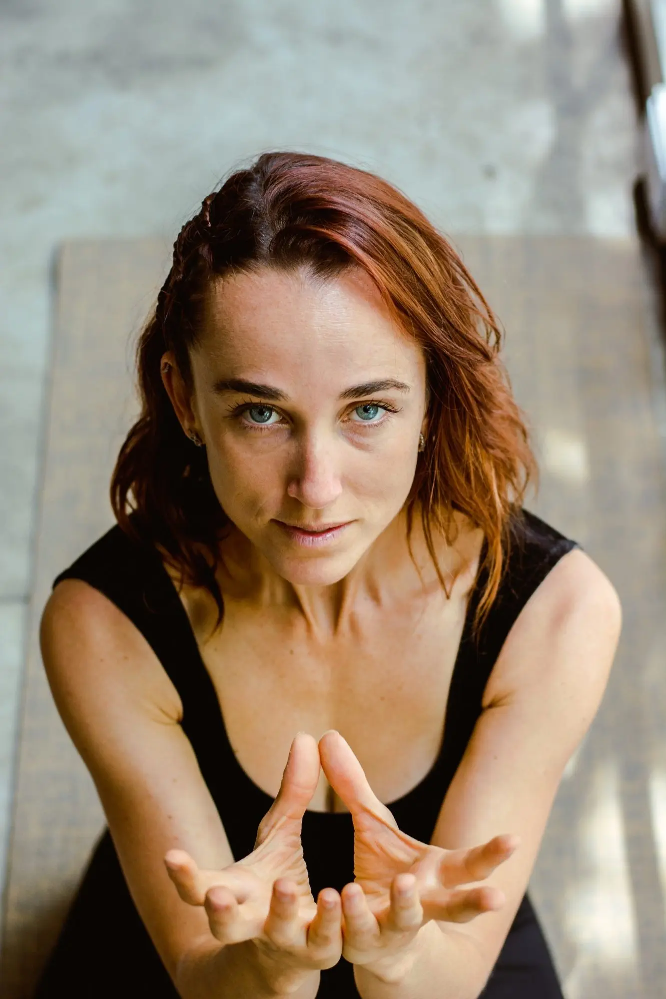 Retrato de Clari García González, profesora de yoga, con las manos juntas