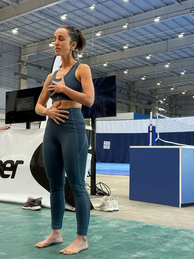 Clari García González guiando una respiración en un evento