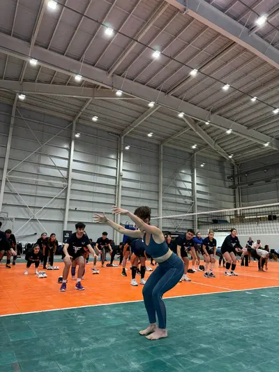 Clari García González guiando yoga a un grupo en un evento deportivo