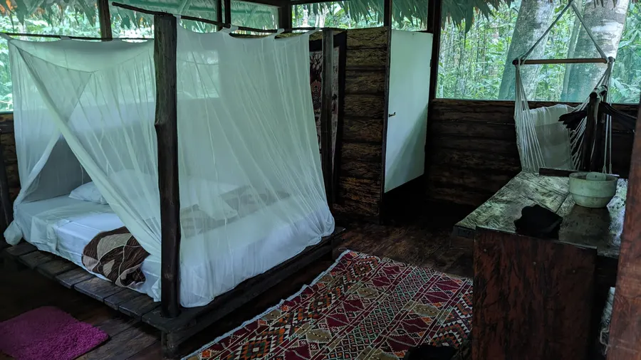Cama de un bungalow de Naturalia