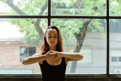 Clari García González practicando respiración consciente junto a una ventana