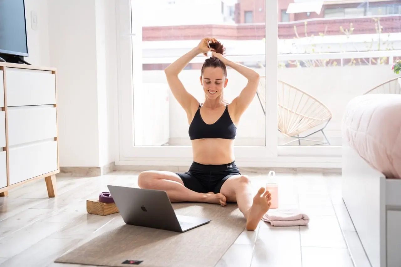 Clari García González sentada para una práctica de meditación online en un espacio luminoso